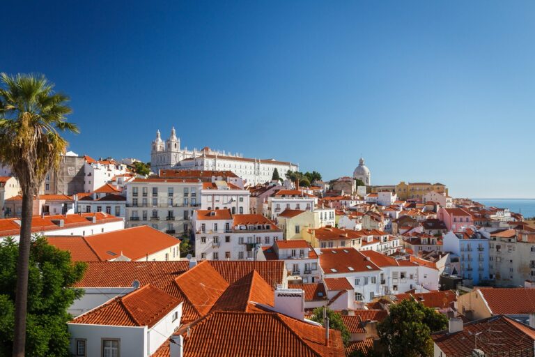 What are the weather conditions in Lisbon in April? My travel list