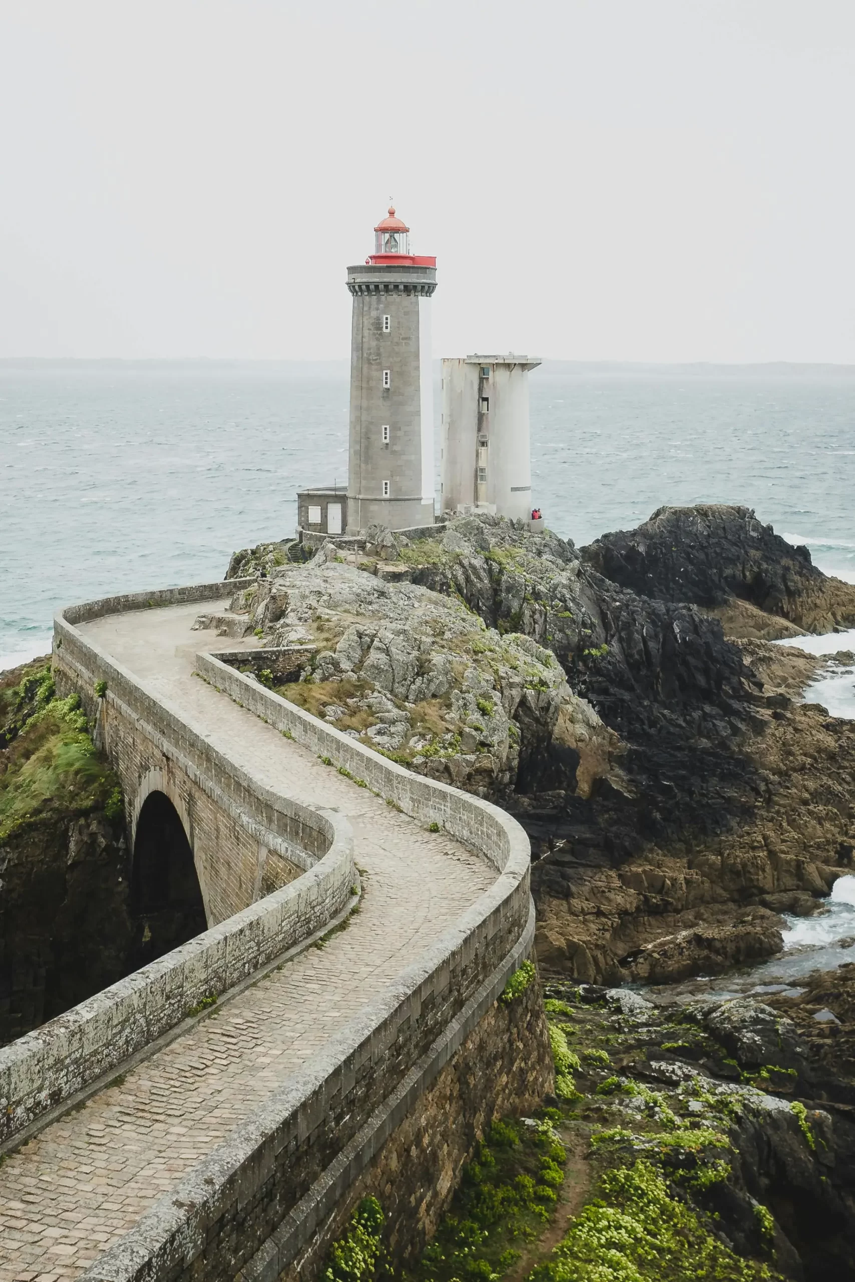 Lieu idéal pour une retraite spirituelle - Phare Blanc Sur La Côte Rocheuse Brune à Plouzané, Bretagne, France.