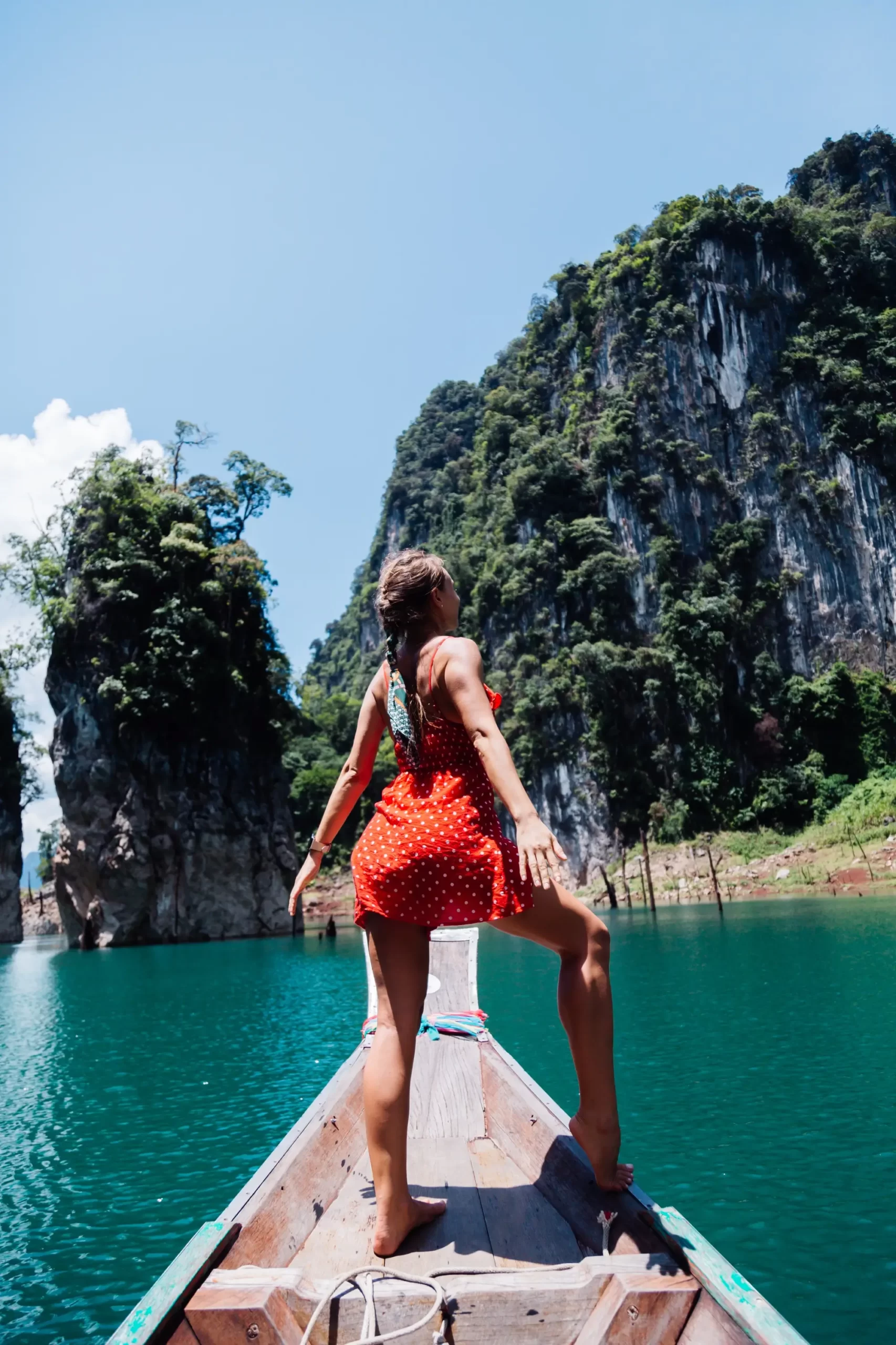 femme sur un bateau en Thaïlande avec des couleurs à éviter