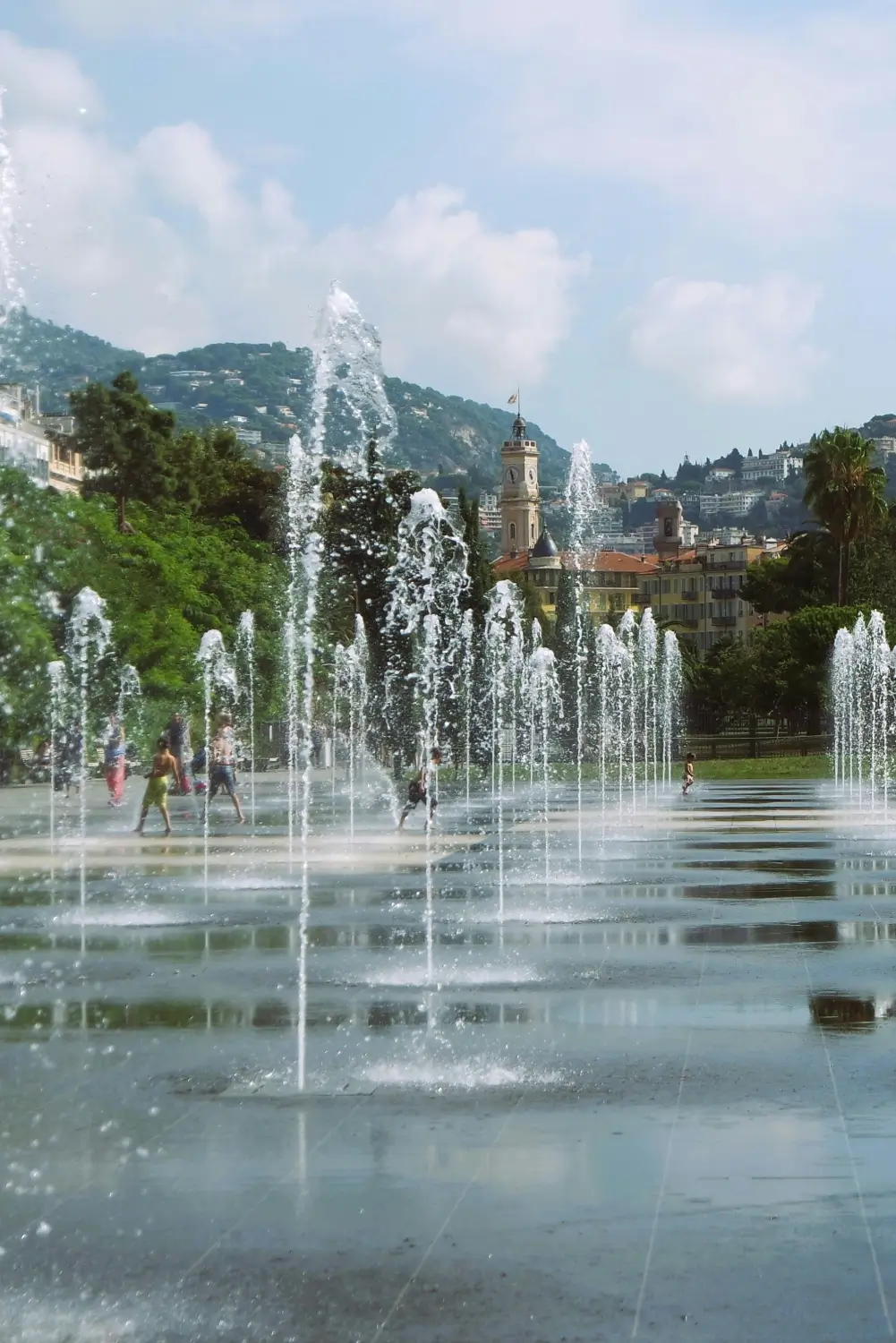 A large water fountain surrounded by lots of water - Ville de Nice, France