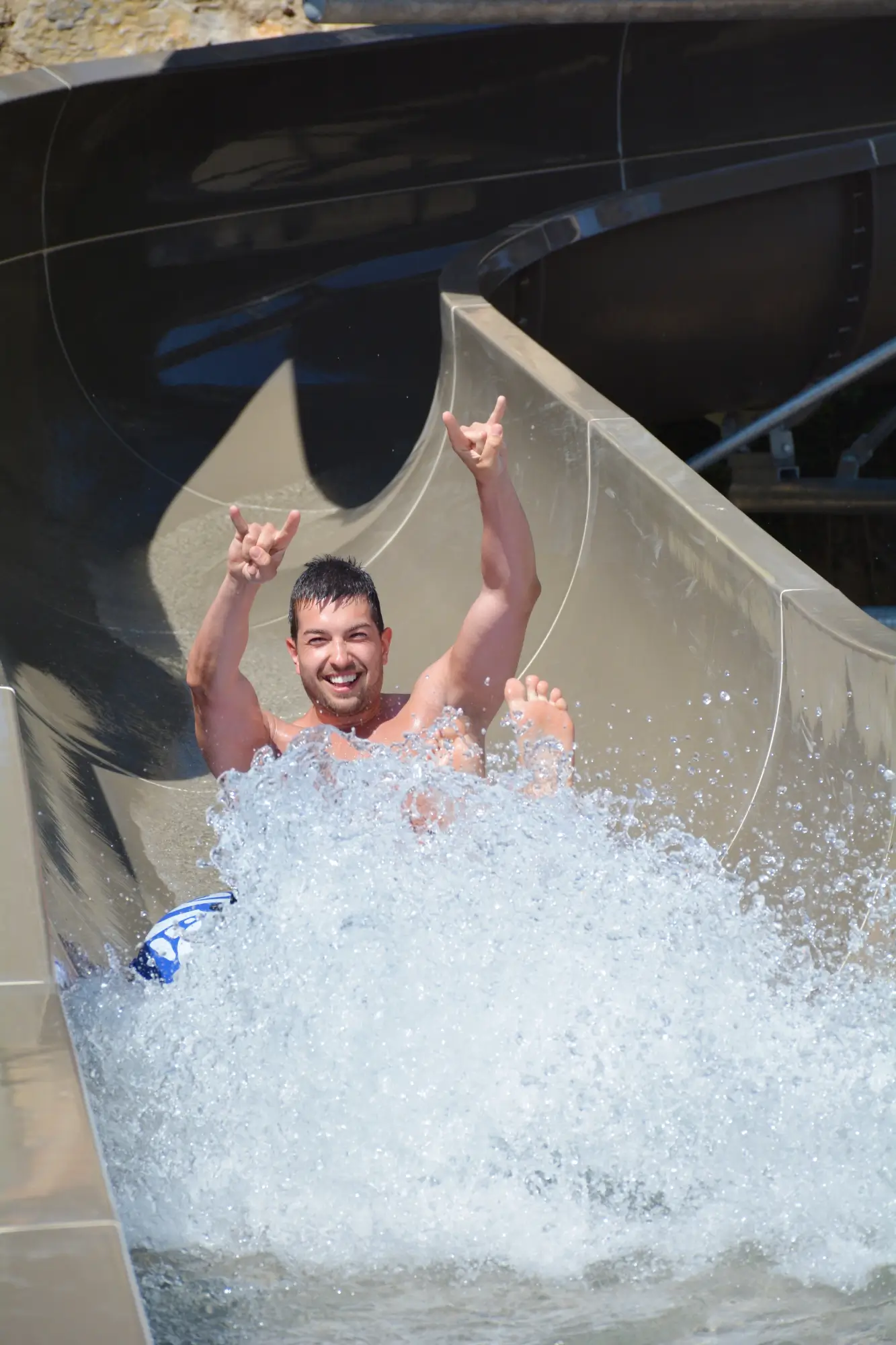 ein Mann, der in Wasserparks in Spanien rutscht