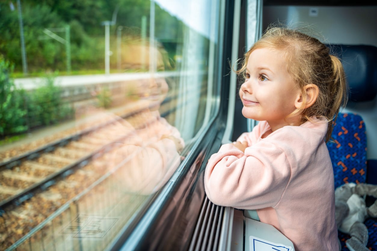 Voyager en train avec des enfants : idées de parcours et recommandations